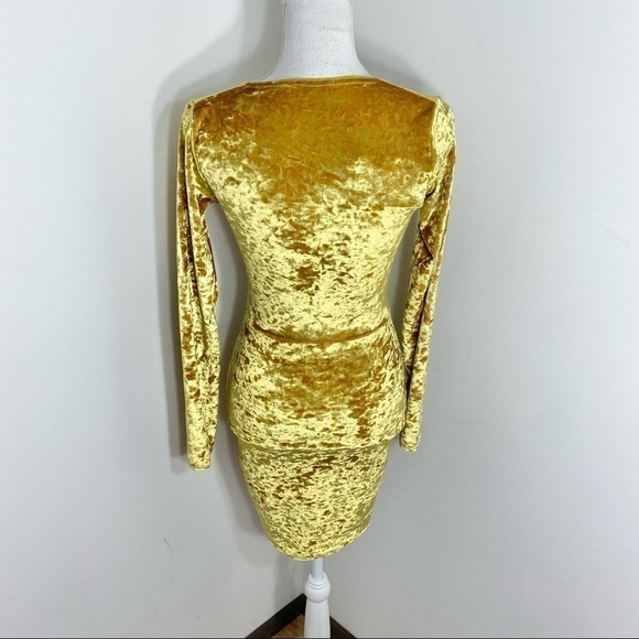 Pretty Little Thing Plunge Neckline Dress NWT 10 Velvet Yellow Gold Long Sleeve - Picture 2 of 6